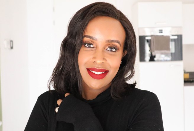 Classic brown eyeshadow and bold lip makeup&nbsp;look